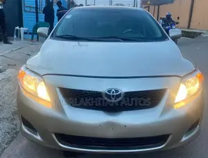 Toyota Corolla LE 4dr Sedan (1.8L 4cyl 4A) 2010 Gold