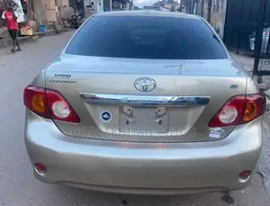 Toyota Corolla LE 4dr Sedan (1.8L 4cyl 4A) 2010 Gold