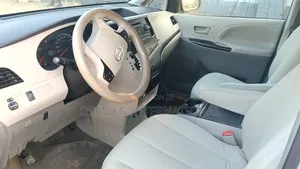 Toyota Sienna LE 7-Passenger 4dr Minivan AWD (3.5L 6cyl 6A) 2014 White
