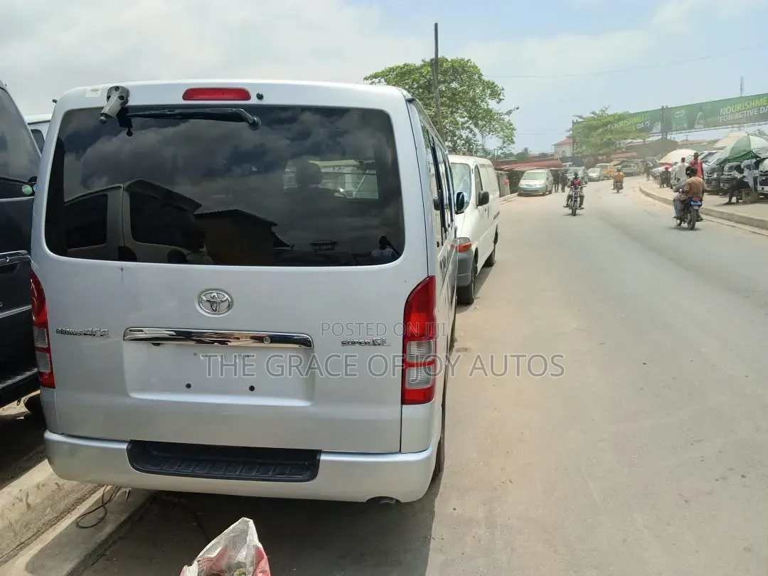 Toyota HiAce 2015 Silver