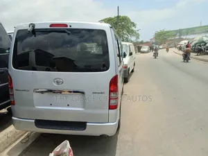 Toyota HiAce 2015 Silver