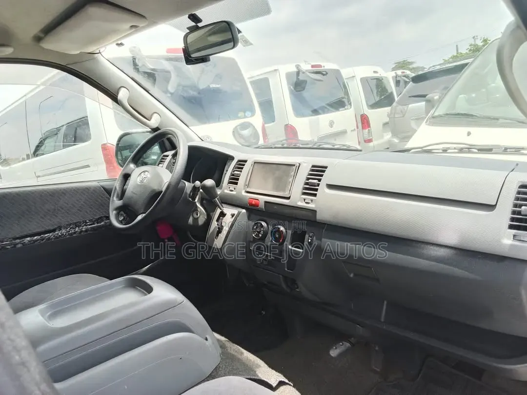 Toyota HiAce 2015 Silver
