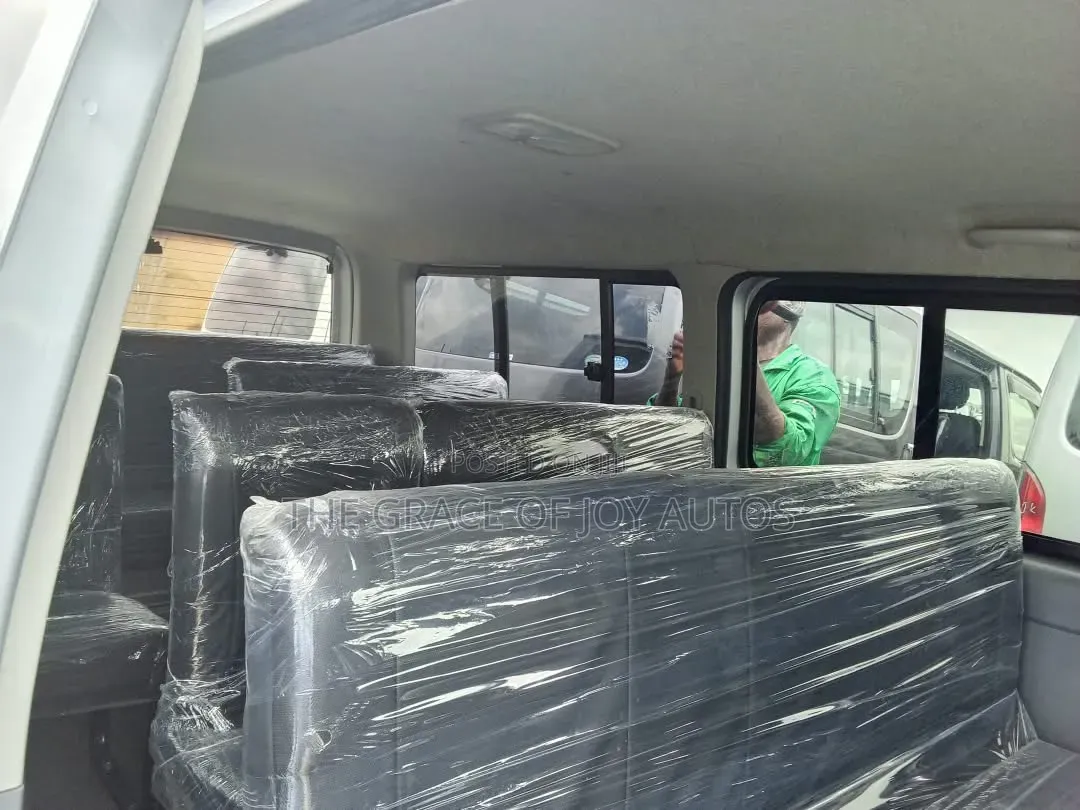 Toyota HiAce 2015 Silver