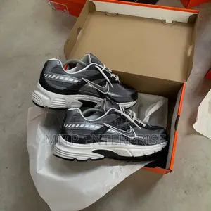 Nike Iniator Premium Sneakers