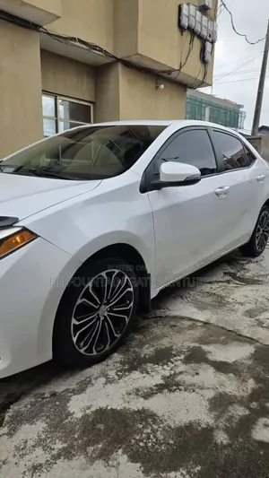 Toyota Corolla LE 4dr Sedan (1.8L 4cyl CVT) 2015 White