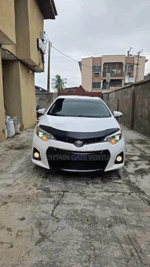 Toyota Corolla LE 4dr Sedan (1.8L 4cyl CVT) 2015 White