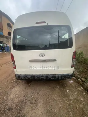 Toyota HiAce 2015 White