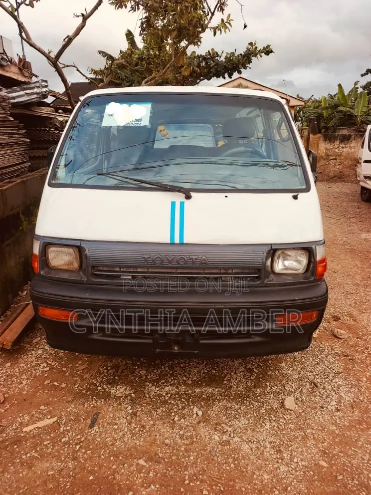 Toyota HiAce 2007 White