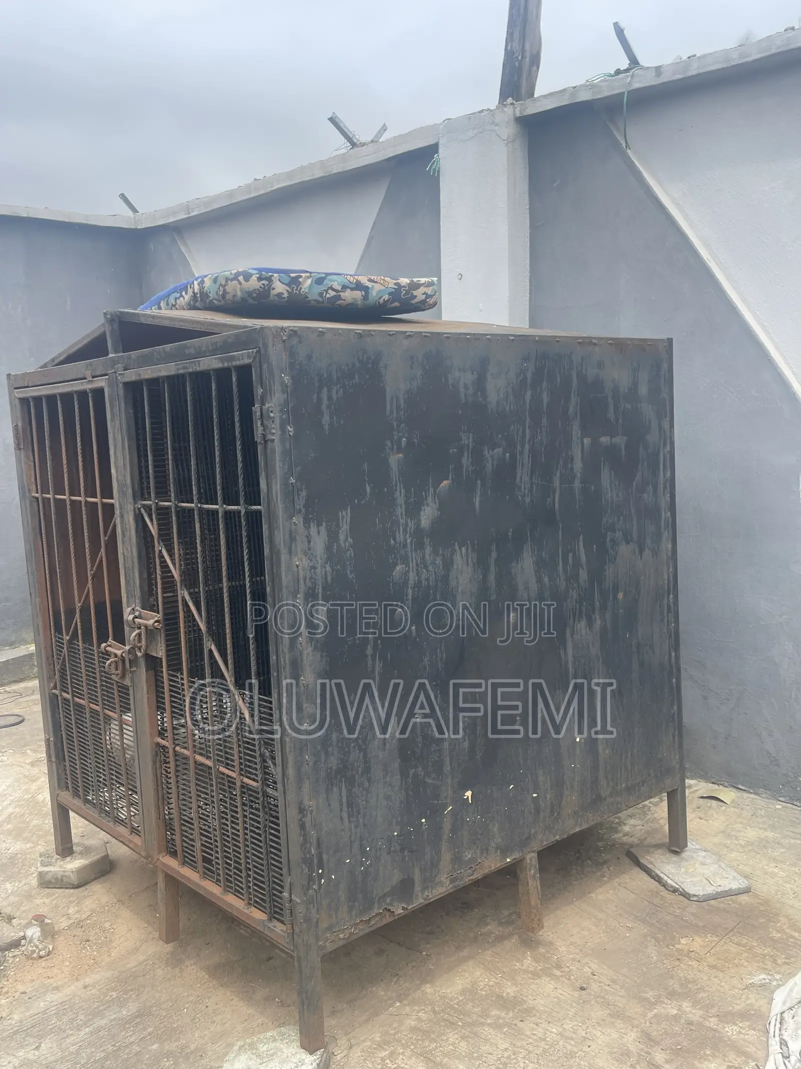 Strong and Durable Dog Cage
