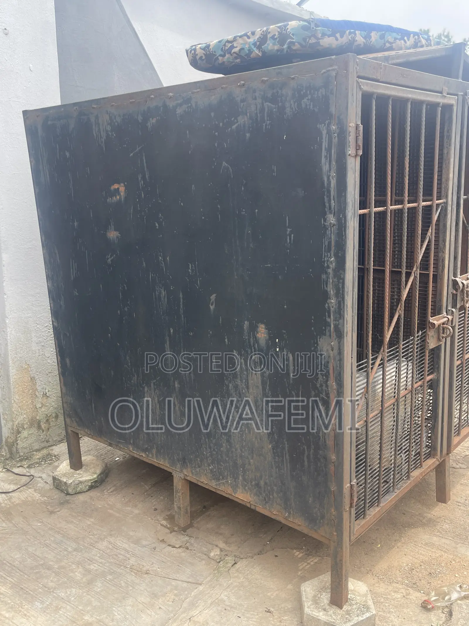 Strong and Durable Dog Cage