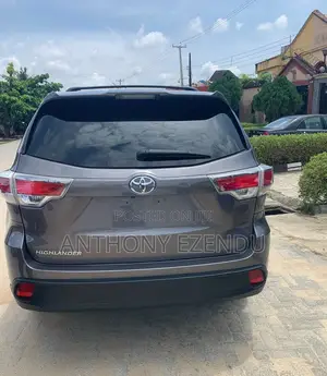 Toyota Highlander LE 4dr SUV AWD (3.5L 6cyl 6A) 2015 Gray