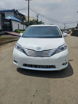 Toyota Sienna XLE FWD 8-Passenger 2013 White