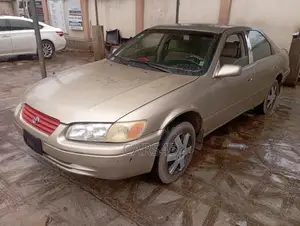 Toyota Camry 2000 Gold