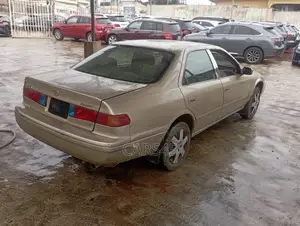 Toyota Camry 2000 Gold