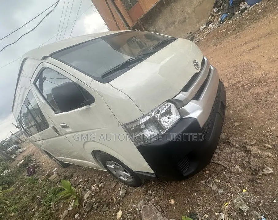 Toyota HiAce 2015 White