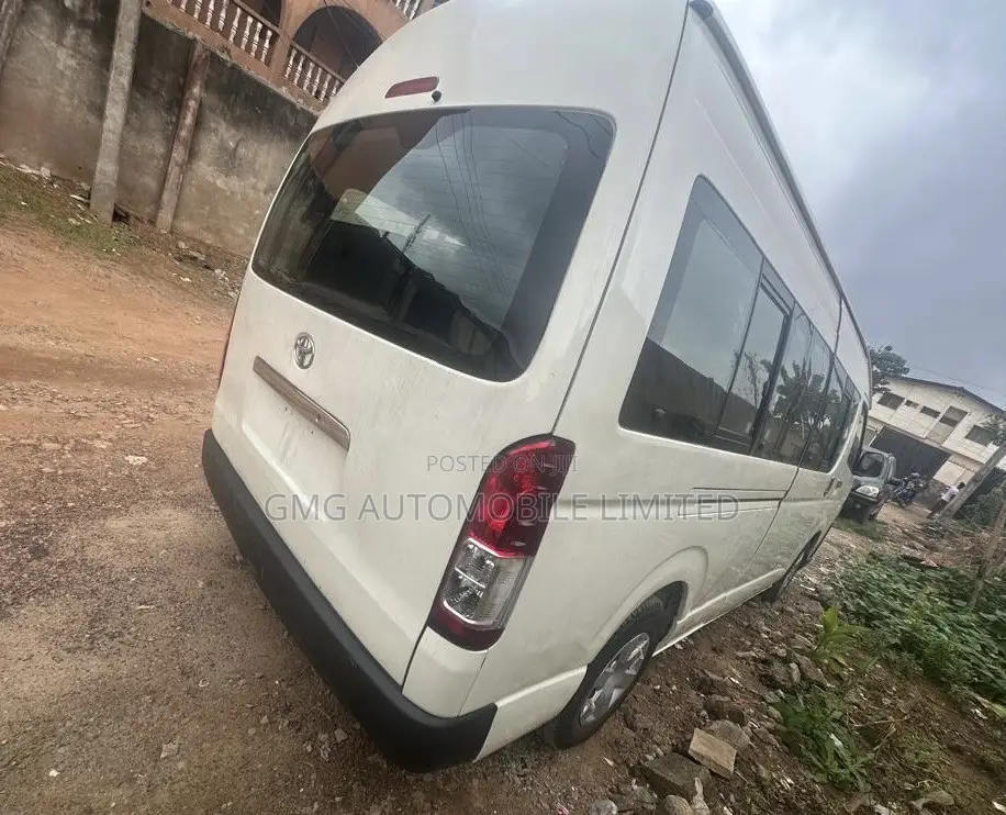 Toyota HiAce 2015 White