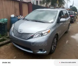 Toyota Sienna 2011 Silver