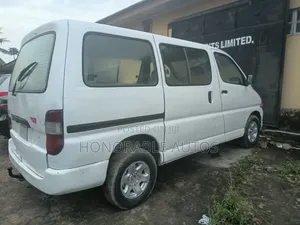 Toyota Grand HiAce G 3.4 V6 4WD 8-Seater 2002 White