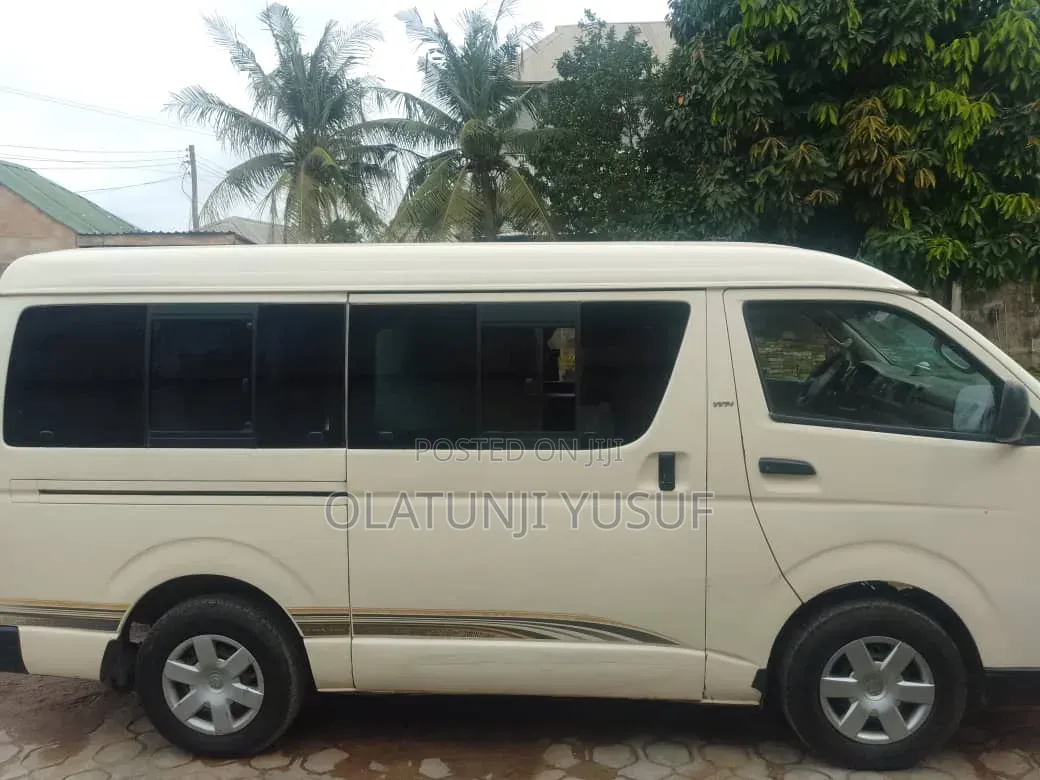 Toyota HiAce 2017 White