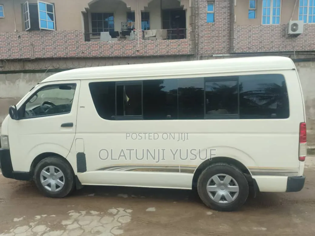 Toyota HiAce 2017 White