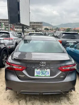 Toyota Camry SE FWD (2.5L 4cyl 8AM) 2018 Gray