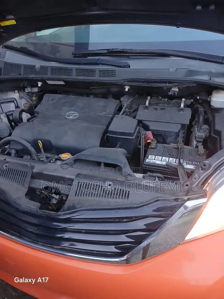 Toyota HiAce 2015 Orange