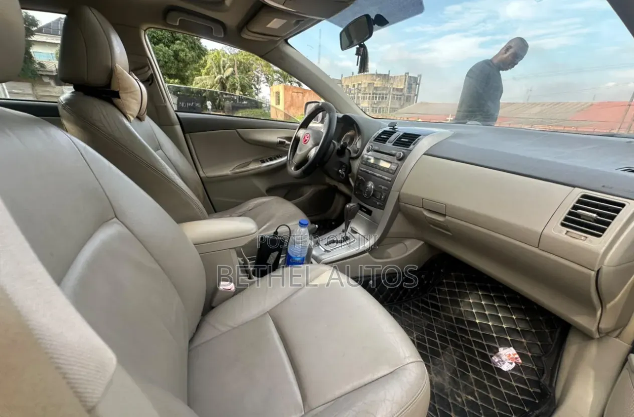 Toyota Corolla 2010 Silver