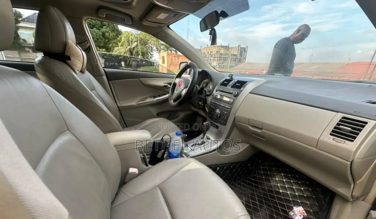 Toyota Corolla 2010 Silver
