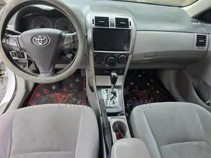 Toyota Corolla LE 4dr Sedan (1.8L 4cyl 4A) 2010 White