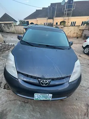 Toyota Sienna XLE FWD (3.3L V6 5A) 2004 Purple