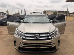 Toyota Highlander XLE V6 4x4 (3.5L 6cyl 6A) 2016 Gold