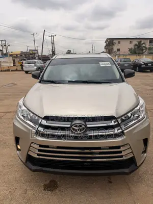 Toyota Highlander XLE V6 4x4 (3.5L 6cyl 6A) 2016 Gold