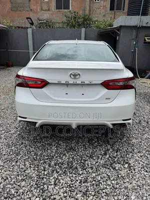 Toyota Camry SE (2.5L 4cyl 8A) 2019 White