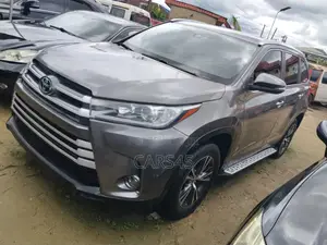 Toyota Highlander SE 4x4 V6 (3.5L 6cyl 8A) 2017 Gray