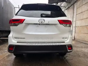 Toyota Highlander SE 4x4 V6 (3.5L 6cyl 8A) 2017 White