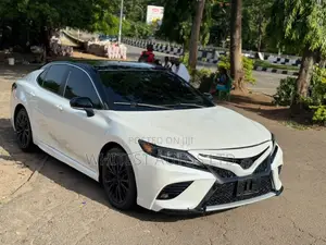 Toyota Camry SE (2.5L 4cyl 8A) 2019 White