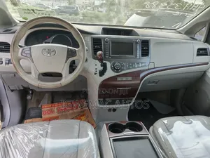 Toyota Sienna XLE 7 Passenger Mobility 2011 Silver