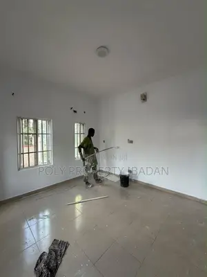 3bdrm Apartment in Kolapo Ishola Gra, Akobo for rent