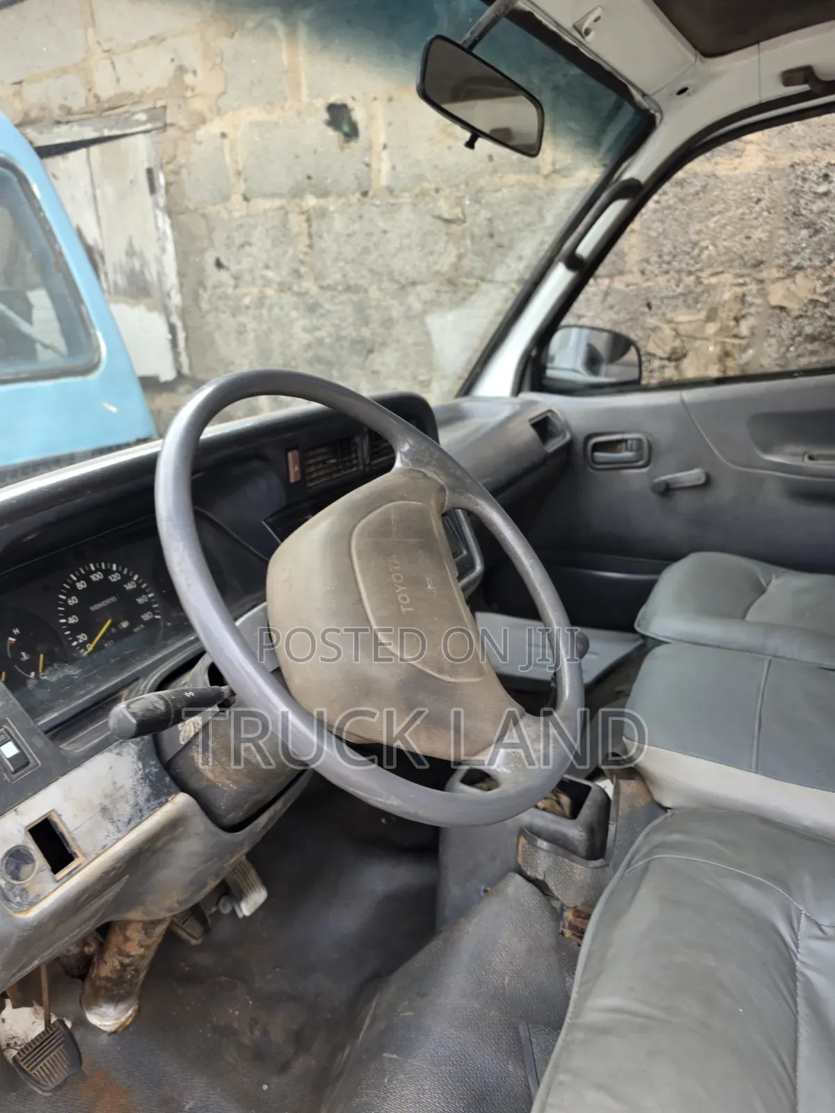 Toyota HiAce 2005 White