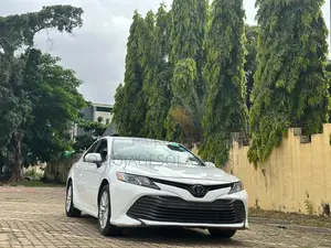 Toyota Camry LE FWD (2.5L 4cyl 8AM) 2018 White