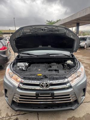 Toyota Highlander XLE 4dr SUV AWD (3.5L 6cyl 6A) 2015 Gray