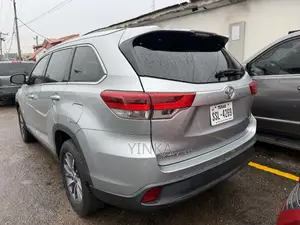 Toyota Highlander XLE 2019 Blue