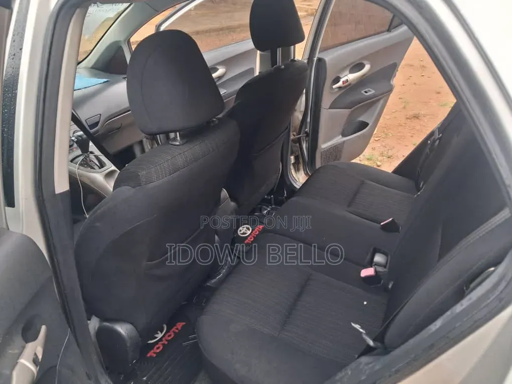 Toyota Auris 2010 Silver