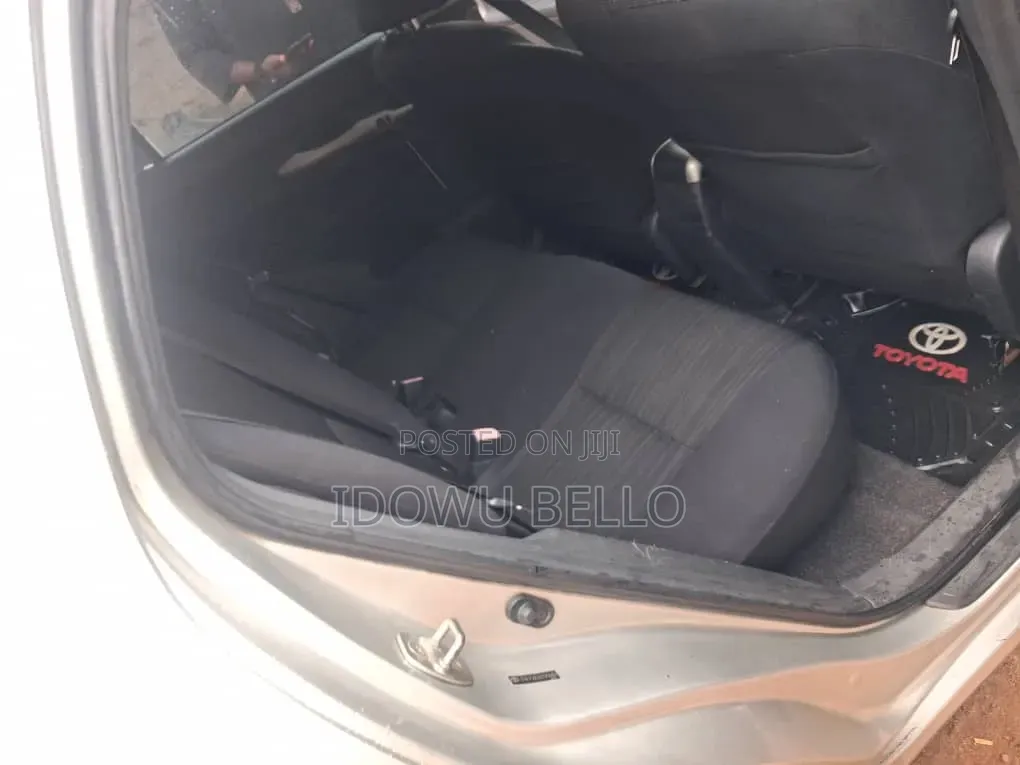 Toyota Auris 2010 Silver