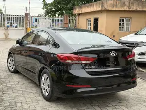 Hyundai Elantra SE Sedan FWD (2.0L 4cyl 6M) 2017 Black