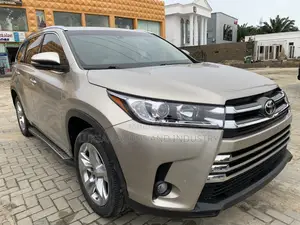 Toyota Highlander Limited 4dr SUV AWD (3.5L 6cyl 6A) 2015 Gold