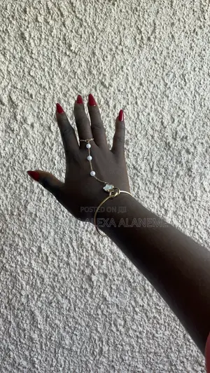 Blossom Pearl Hand Chain Colour: Gold/White Pearl P