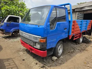 Toyota Dyna 100 Old Model 3tonnage Petrol Registered
