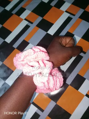 Knits by Betty(scrunchie)