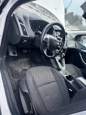 Ford Focus SEL Hatchback FWD (2.0L 4cyl 6A) 2012 White